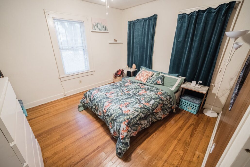 2BR / 1BA House Near UF Law School Closest Apartments to UF and